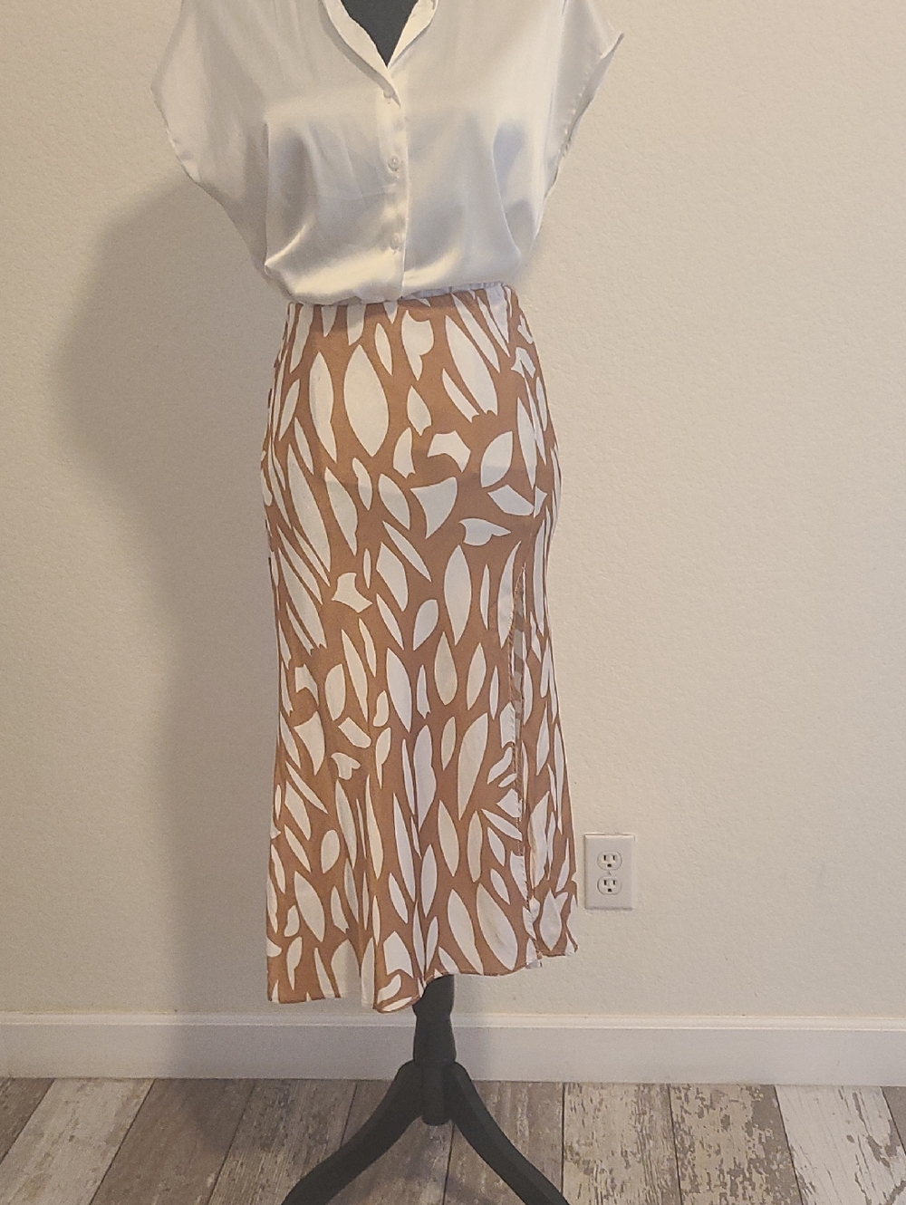 ELLEJAY Neutral Leaf-Print Midi Skirt - Beige & White M